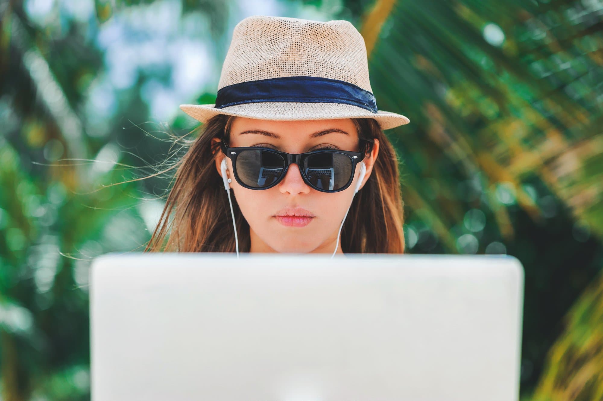 woman-digital-nomad-laptop-beach.jpg