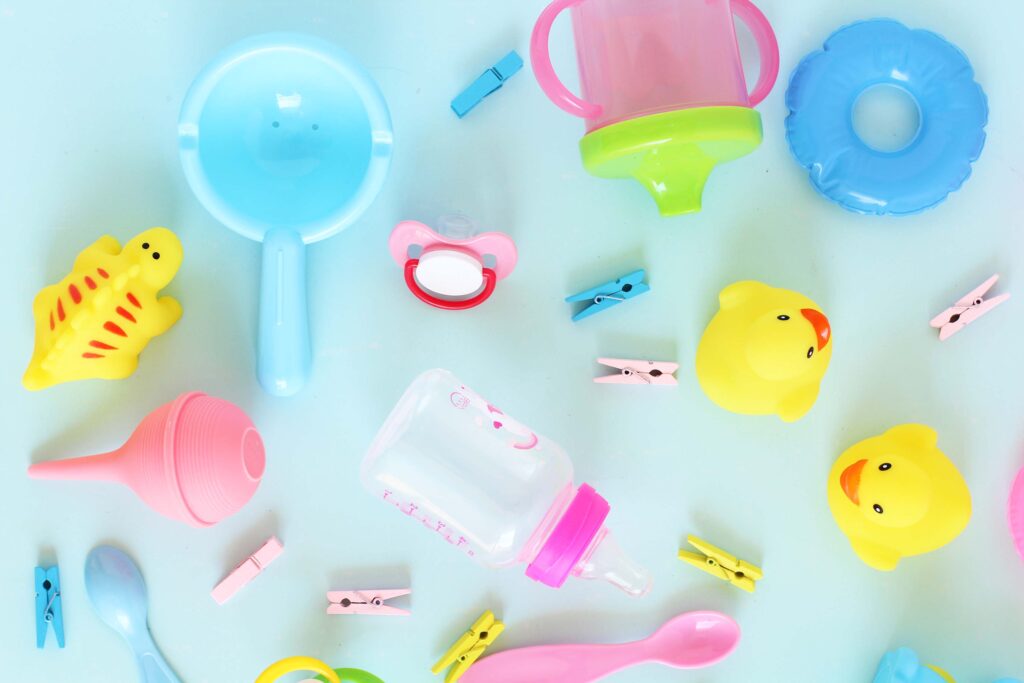 A bunch of baby bottles, bath toys and clips for articles on how to get free baby recipe cheese (11 practical ways)